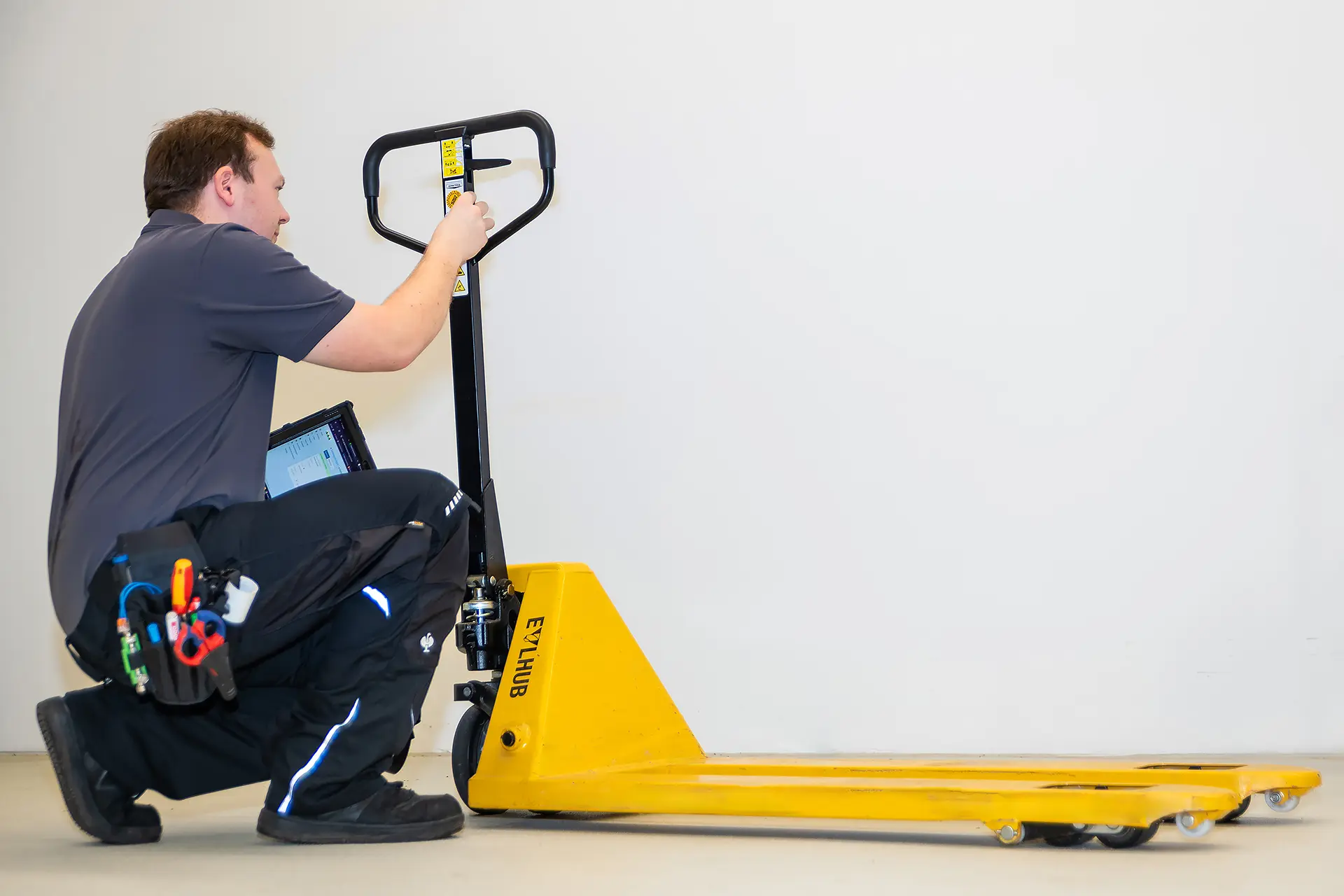 Elektro-Fachkraft prüft Hubwagen