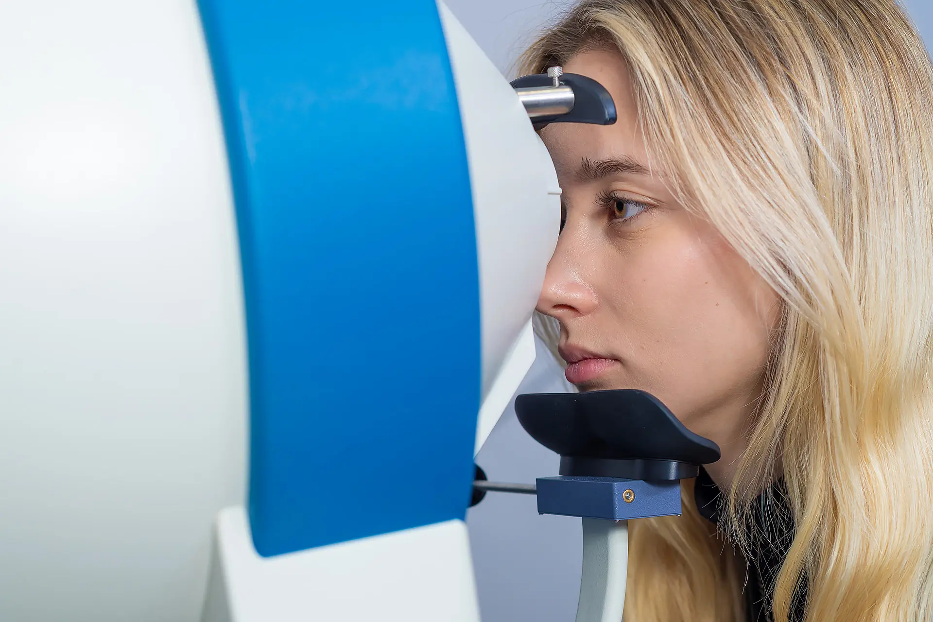 Arbeitsmedizinische Augenuntersuchung mit Sehprüfgerät