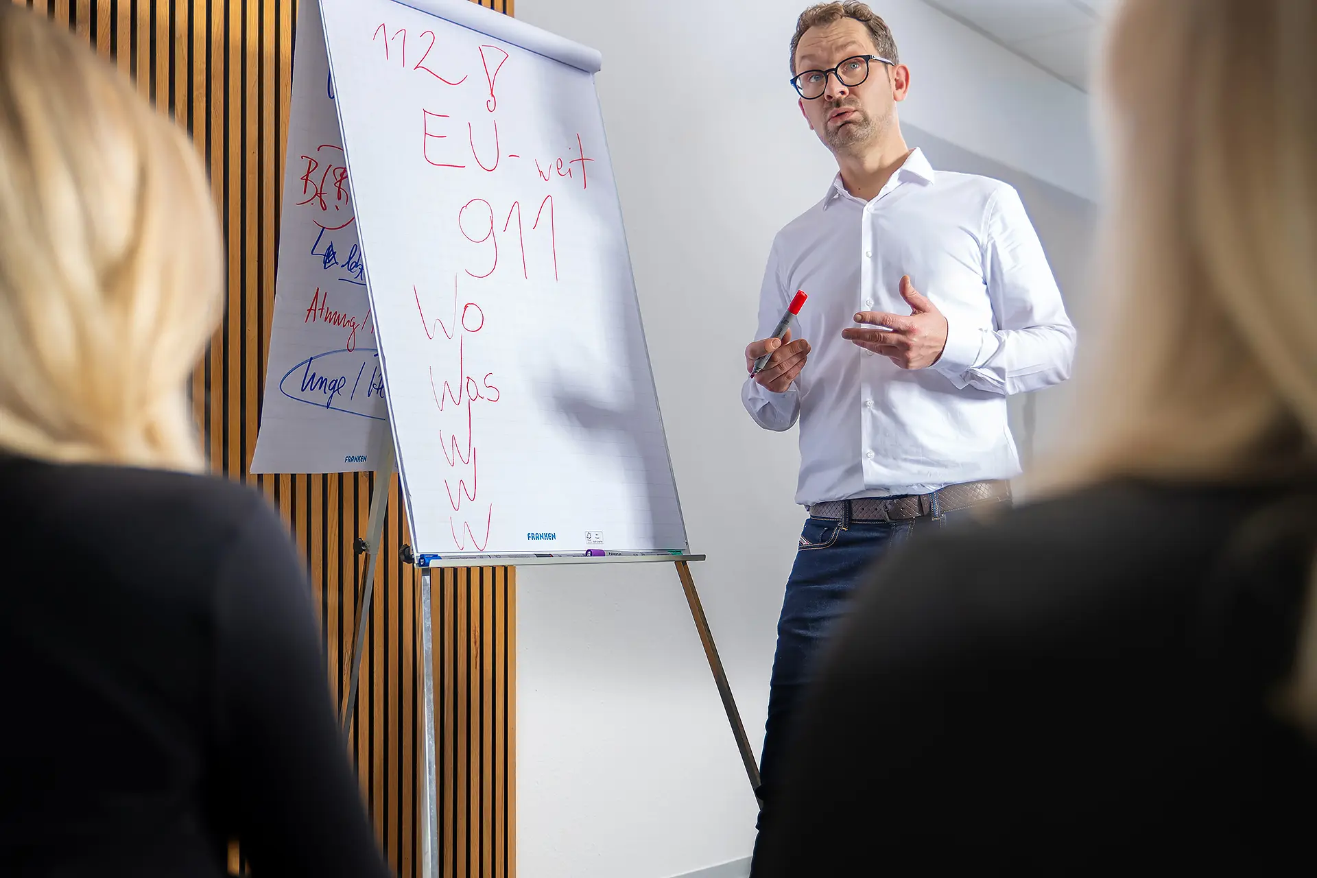 Arbeitsschutz-Schulung im Betrieb – Mitarbeiter-Qualifizierung durch erfahrene Fachkraft