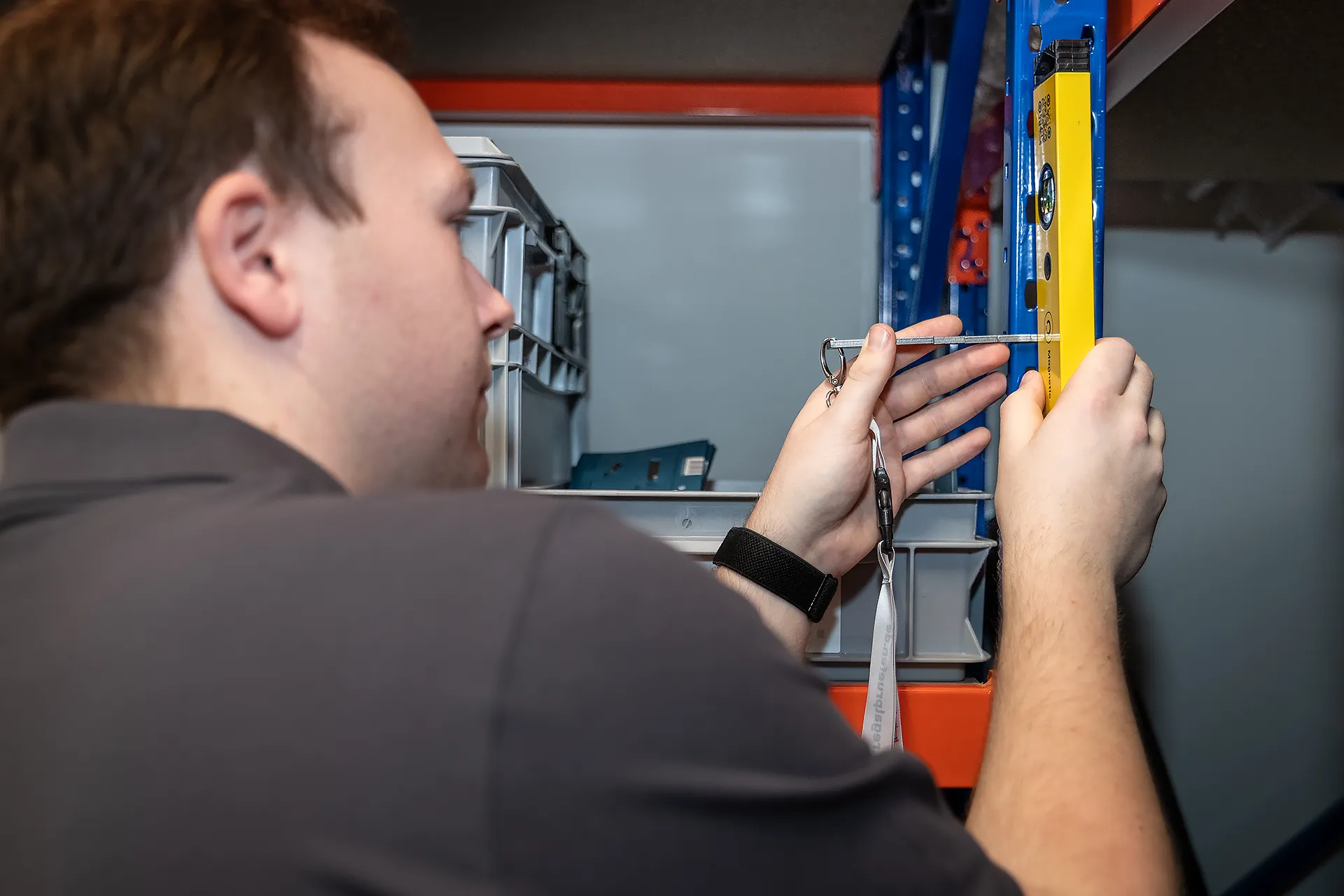 Regalprüfung im Lager – Fachkraft kontrolliert Regalsicherheit in Lager und Logistik