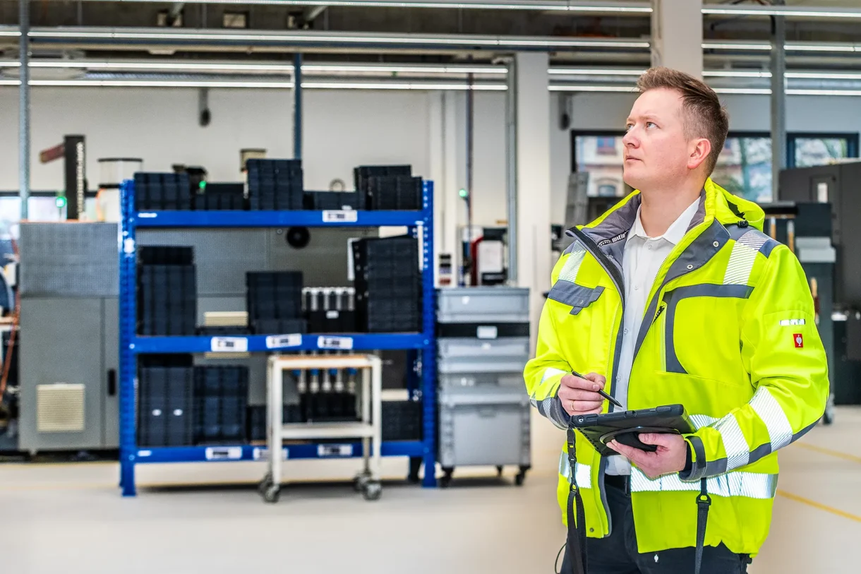 Fachkraft für Arbeitssicherheit bei Betriebsbegehung – Sicherheitskontrolle in der Produktion