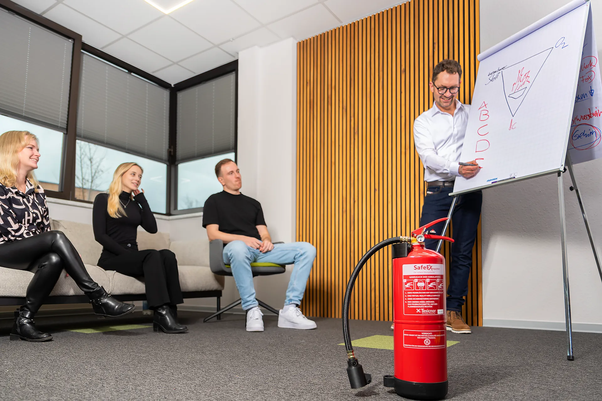 Betriebliche Brandschutzhelfer-Schulung – Mitarbeiter üben Löscheinsatz mit Feuerlöscher